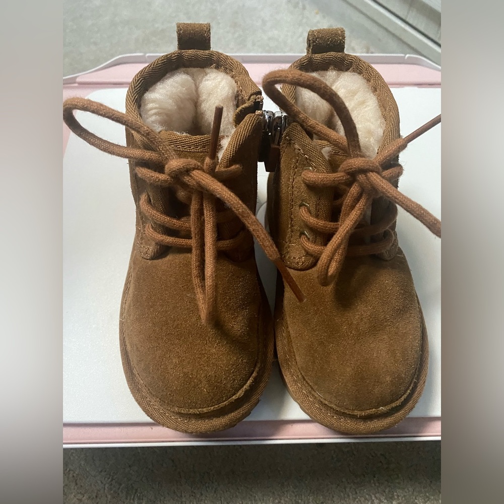 Toddler UGG boost (Size 7)